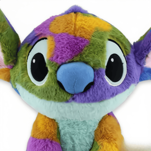 Zoom sul viso di un peluche Stitch multicolore