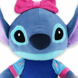 Primo piano del volto del peluche di Stitch per bambina.