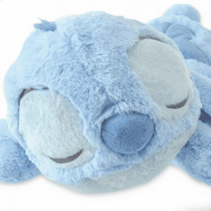 Primo piano del viso del peluche di Stitch che dorme