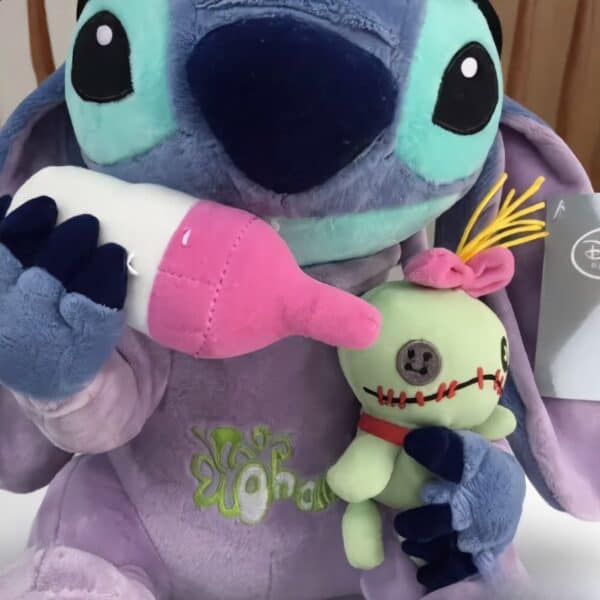 Primo piano viso peluche Stitch bebè 3