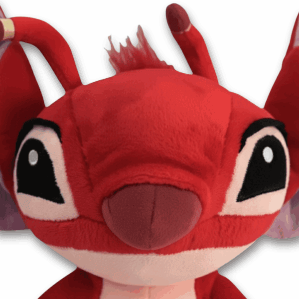 Zoom sul viso del peluche Stitch rosso