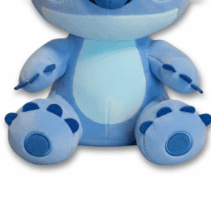 Zoom sulle zampe del peluche Stitch blu