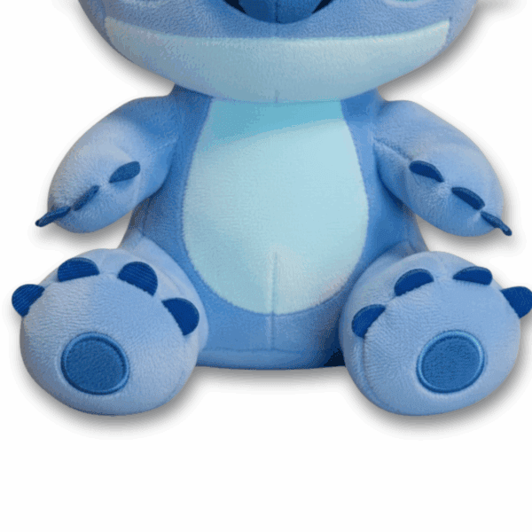 Zoom sulle zampe del peluche Stitch blu