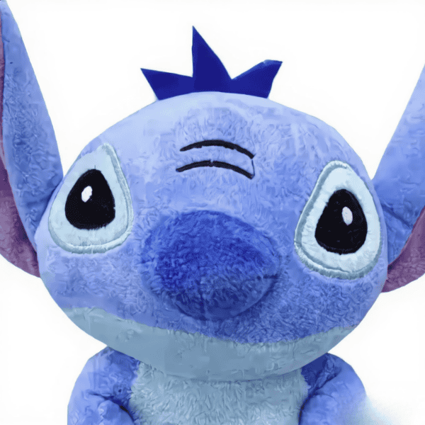 Primo piano del viso del peluche Stitch economico